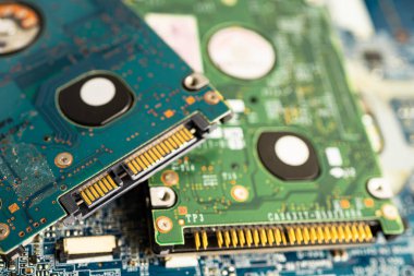 Cep telefonu, elektronik, bilgisayar donanımı ve teknoloji konsepti onarılıyor ve geliştiriliyor.