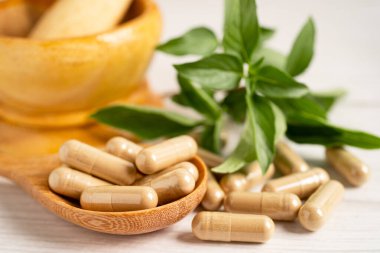 Alternatif ilaç bitkisel organik kapsül E omega 3 vitamini balık yağı, mineral, bitki yapraklı ilaç sağlıklı yaşam için doğal destek.