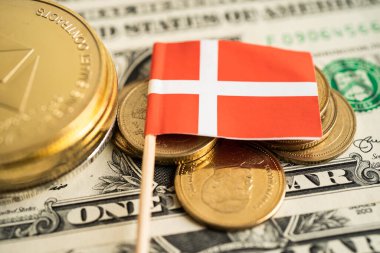 Üzerinde İsviçre bayrağı ve Amerikan doları banknotları olan bozuk para yığını..