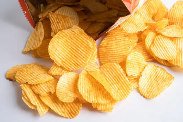 Patates cipsi, leziz BBQ baharatlı Crips için ince dilimlenmiş kızarmış abur cubur açık poşette fast food..