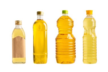 Farklı şişelerde zeytinyağlı sebze yağı. Beyaz arka planda izole edilmiş ve kırpma yolu olan yemek pişirmek için..