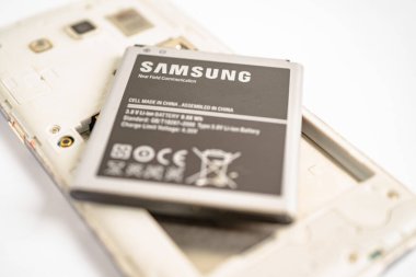 BANGKOK,THAILAND. MAYIS 12023 Smartphone SAMSUNG için tamir ve pil yerleştirme teknisyeni.