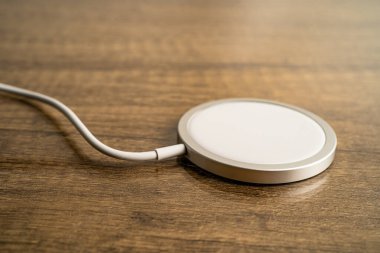 Kablosuz şarj aleti, manyetik şarj modern cep telefonu ekipmanı.