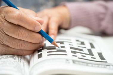 Alzheimer hastalığı AD, Asyalı yaşlı kadın bunama için beyin eğitimi için sudoku bulmacası oynuyor.
