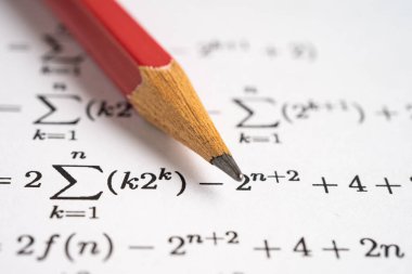 Eğitim okulunda matematik formülü sınav kağıdı üzerine kalem..