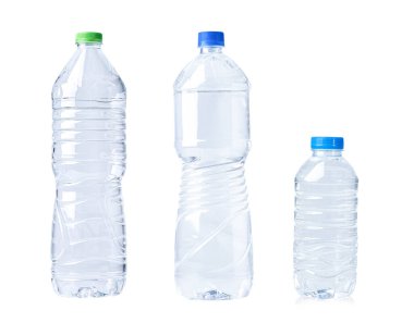 Beyaz arka planda izole edilmiş plastik su şişesi..