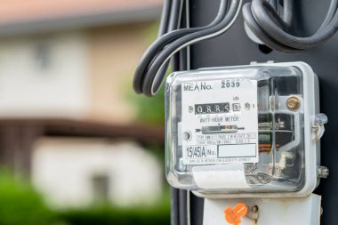 Bangkok, Tayland. 20 Mart 2023. Ev ve işyerindeki enerji maliyeti için elektrik ölçüm aleti..