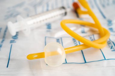 Özürlü ya da hastanede yatan hasta için idrar torbası takılı Foley idrar sondası.