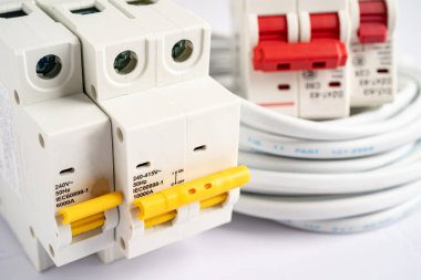 Beyaz arkaplandaki otomatik devre kesici, elektrik güç sistemini kontrol et ve koru.