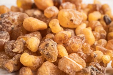 Tütsü veya olibanum aromatik reçine tütsü ve parfümlerde kullanılır..