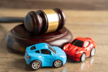 Bangkok, Tayland, 1 Ocak 2023 Çekiç tokmağı yargıcı araba kazası, sigorta sigortası davası.