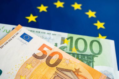 Bayrak, İş ve Finans konsepti üzerine Euro banknotları.