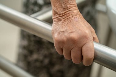 Asyalı yaşlı kadın hasta, hemşire hastanesinde tuvalet temizliği yapıyor. Sağlıklı ve güçlü bir tıbbi konsept..