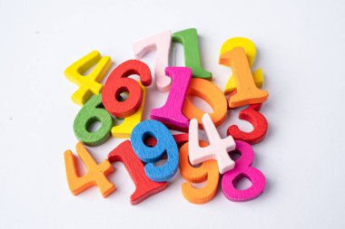 Beyaz arka planda renkli matematik sayısı, eğitim eğitimi matematik öğrenimi öğretim kavramı.