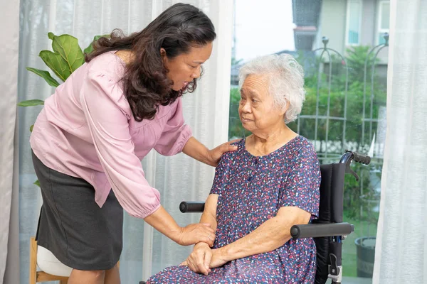 Cuidador Ajuda Asiática Mulher Idosa Cadeira Rodas Com Amor Casa — Fotografia de Stock