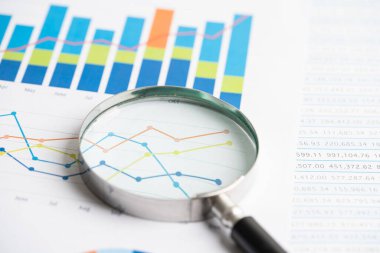 Grafik kağıdında büyüteç. Finansal kalkınma, Bankacılık Hesabı, İstatistikler, Yatırım Analitik Araştırma Veri Ekonomisi, İş Konsepti.