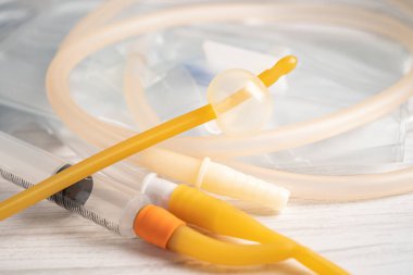 Özürlü ya da hastanede yatan hasta için idrar torbası takılı Foley idrar sondası.