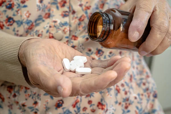 Asian Senior Woman Patient Holding Antibiotics Capsule Pills Treatment Infection — Stock Photo, Image