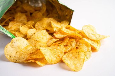 Patates cipsi, Crips için lezzetli baharat, açık poşette ince dilimlenmiş kızarmış atıştırmalık fast food..