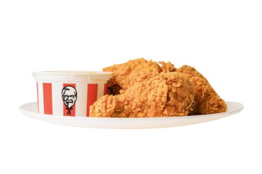 Bangkok, Tayland 01 Ağustos 2022 KFC Chicken, Kentucky Fried Chicken marka logolu, beyaz arka planda izole edilmiş, kırpma yolu olan fast food..