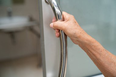 Asyalı yaşlı kadın hasta, hemşire hastanesinde tuvalet temizliği yapıyor. Sağlıklı ve güçlü bir tıbbi konsept..