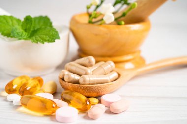 Alternatif ilaç bitkisel organik kapsül E omega 3 vitamini balık yağı, mineral, bitki yapraklı ilaç sağlıklı yaşam için doğal destek.