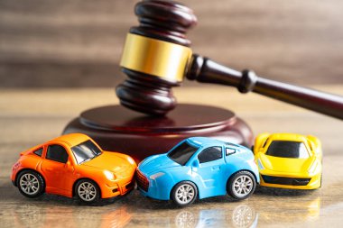 Bangkok, Tayland, 1 Ocak 2023 Çekiç tokmağı yargıcı araba kazası, sigorta sigortası davası.