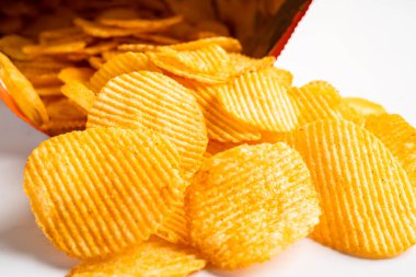 Patates cipsi, leziz BBQ baharatlı Crips için ince dilimlenmiş kızarmış abur cubur açık poşette fast food..