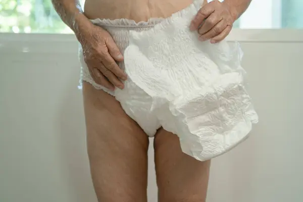 病院で失禁オムツを身に着けているアジアの高齢女性患者 健康的な強い医療概念 — ストック写真