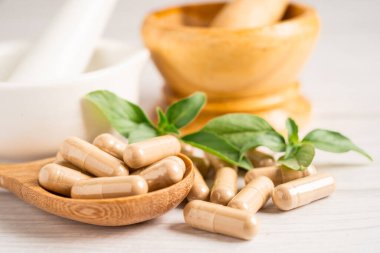 Alternatif ilaç bitkisel organik kapsül E omega 3 vitamini balık yağı, mineral, bitki yapraklı ilaç sağlıklı yaşam için doğal destek.