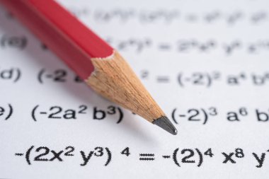 Eğitim okulunda matematik formülü sınav kağıdı üzerine kalem..