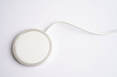 Kablosuz şarj aleti, manyetik şarj modern cep telefonu ekipmanı.
