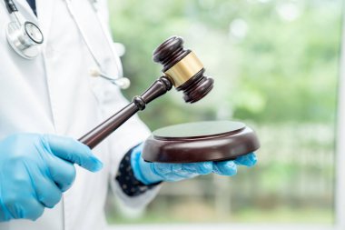 Hakim tokmağı tutan doktor, adli tıp, tıp hukuku ve suç adaleti kavramı..