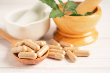 Alternatif ilaç bitkisel organik kapsül E omega 3 vitamini balık yağı, mineral, bitki yapraklı ilaç sağlıklı yaşam için doğal destek.