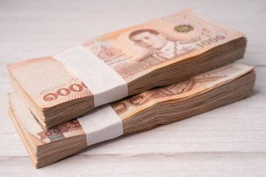 Tahta arka planda Tayland baht banknotları yığını, iş tasarrufu finans yatırım kavramı.