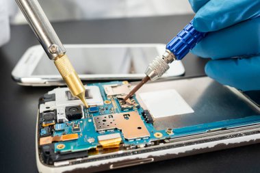 Samsung cep telefonu, elektronik, bilgisayar donanımı ve teknoloji konsepti onarılıyor ve geliştiriliyor.