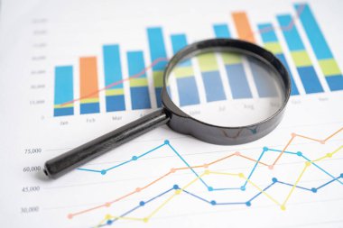 Grafik kağıdındaki büyüteç. Mali kalkınma, Bankacılık Hesabı, İstatistikler, Yatırım Analitik Araştırma Veri Ekonomisi.