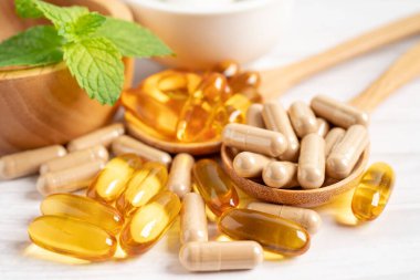 Alternatif ilaç bitkisel organik kapsül E omega 3 vitamini balık yağı, mineral, bitki yapraklı ilaç sağlıklı yaşam için doğal destek.