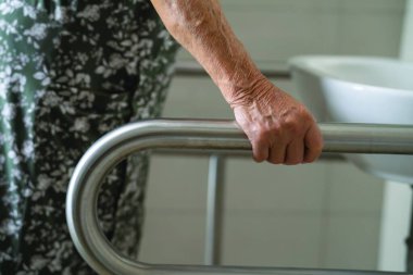 Asyalı yaşlı kadın hasta, hemşire hastanesinde tuvalet temizliği yapıyor. Sağlıklı ve güçlü..