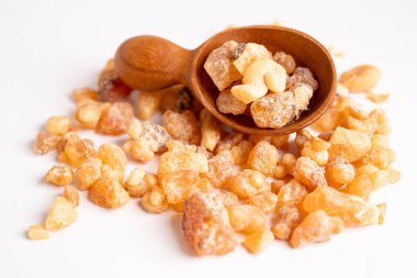 Tütsü ya da olibanum aromatik reçine tütsü ve parfümlerde kullanılan beyaz arka planda izole edilmiş..