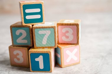 Matematik numarası renkli, eğitim eğitimi matematik öğrenme öğretim kavramı.