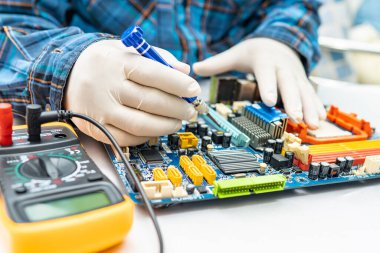 Not defteri, elektronik, bilgisayar donanımı ve teknoloji konseptinin onarılması ve yükseltilmesi.