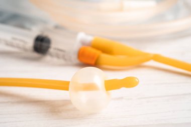 Özürlü ya da hastanede yatan hasta için idrar torbası takılı Foley idrar sondası.