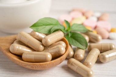Alternatif ilaç bitkisel organik kapsül E omega 3 vitamini balık yağı, mineral, bitki yapraklı ilaç sağlıklı yaşam için doğal destek.