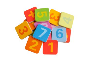 Beyaz arka planda renkli matematik sayısı, eğitim eğitimi matematik öğrenimi öğretim kavramı.
