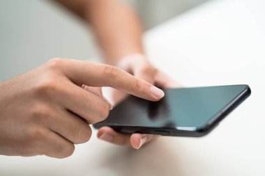 Sosyal medyayı cep telefonu, sohbet, web sitesi, internet üzerinden alışveriş yapan gençler.