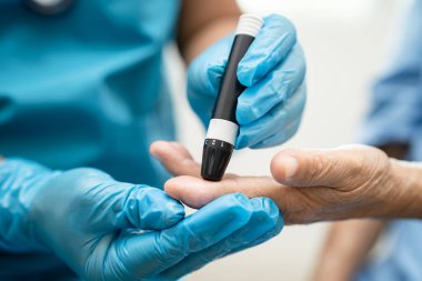 Doktor, parmak ucu ve parmak şekeri seviyesindeki şeker hastalıklarını kontrol et..