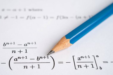 Eğitim okulunda matematik formülü sınav kağıdı üzerine kalem..
