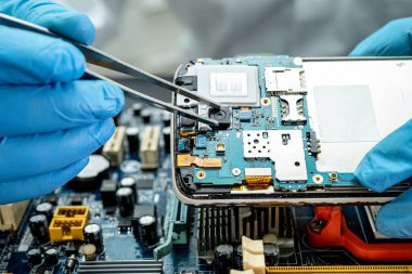 Cep telefonu, elektronik, bilgisayar donanımı ve teknoloji konsepti onarılıyor ve geliştiriliyor.