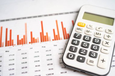 Grafik kağıdındaki hesap makinesi. Finans, hesap, istatistik, yatırım veri ekonomisi, borsa işi.